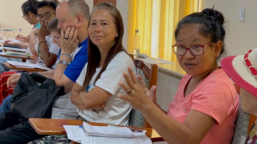 La Hna. Laura Vicuña Pereira Manso (en el centro), escucha a las mujeres líderes ministeriales en una sección de reflexión sinodal en Porto Velho, Brasil. (Foto: Ellie Hidalgo)