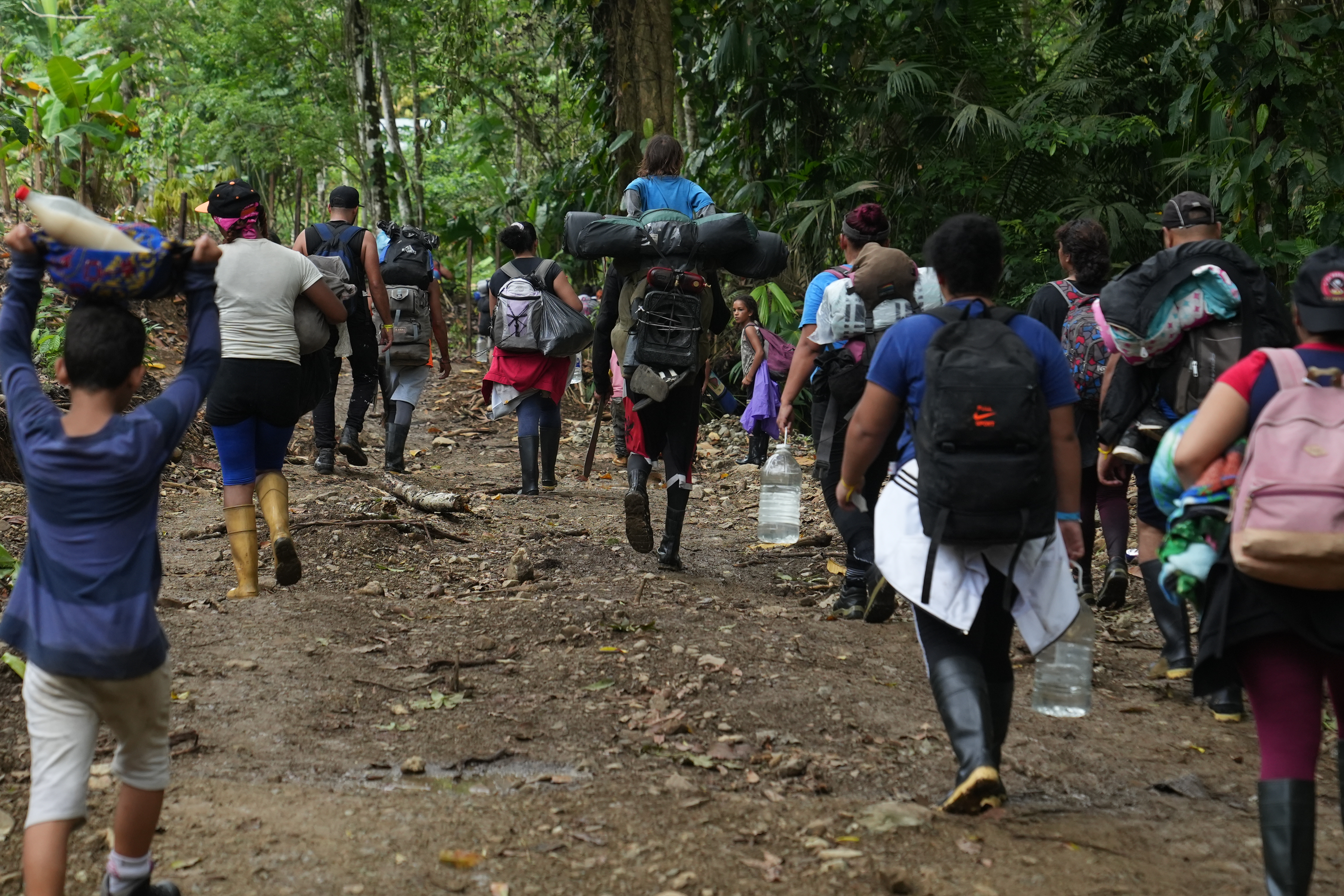 Un grupo de migrantes procedentes de Venezuela, Haití y Burkina Fasso sallió el domingo 30 de abril del pueblo colombiano de Capurgana e inició la travesía por el Tapón del Darién. Según la Organización Internacional de las Migraciones, 36 personas murieron en este lugar en 2022. (Foto:  GSR/Manuel Rueda)