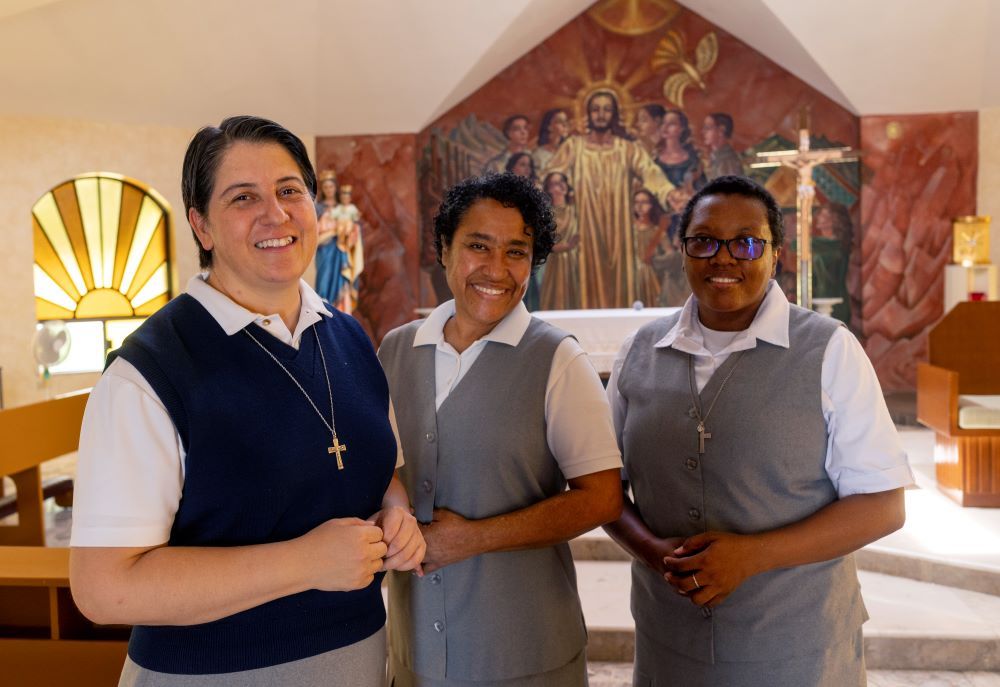 Hna. Ana Cristina Chavira Sáenz, directora de la Comunidad Sagrada Familia, en la capilla del convento en Monterrey, México. Junto a ella están la Hna. Inés Berríos Calderón, a la izquierda, y la Hna. Marie Pierrette. La Comunidad Sagrada Familia ayuda a niños migrantes a regularizar sus estudios mientras se adaptan a la vida en México. (Foto: GSR/Nuri Vallbona)