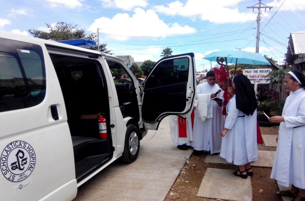 The bishop of Catarman Diocese blesses the ambulance of St. Scholastica's Hospital. Sisters from the hospital and from other congregations attended the ceremony. (Courtesy of Edita Eslopor)