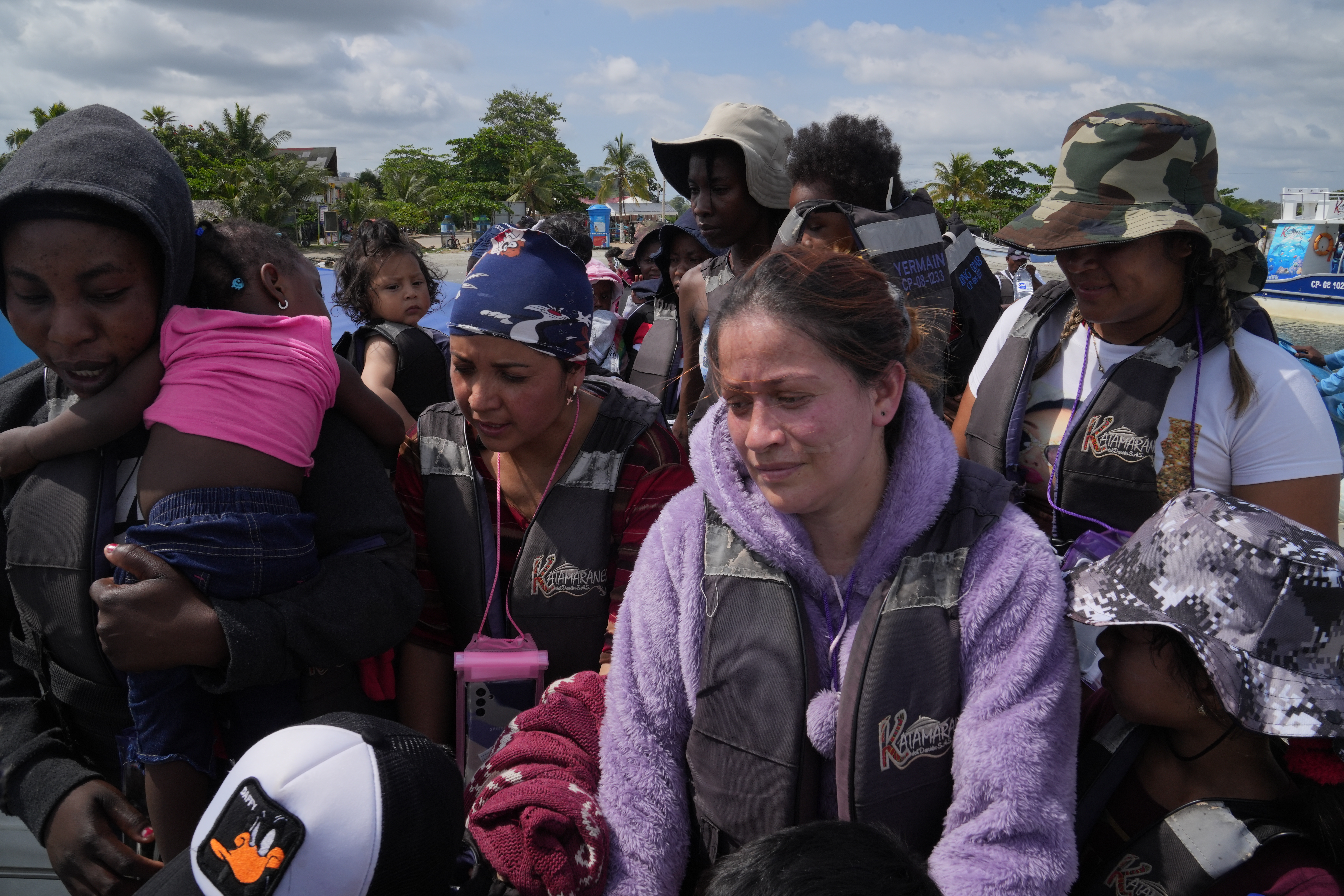 Mujeres migrantes de Venezuela y Haití se preparan para embarcar en Necoclí, Colombia, el 28 de abril. Todas ellas, muy jóvenes y valientes. (Foto: GSR/Manuel Rueda)