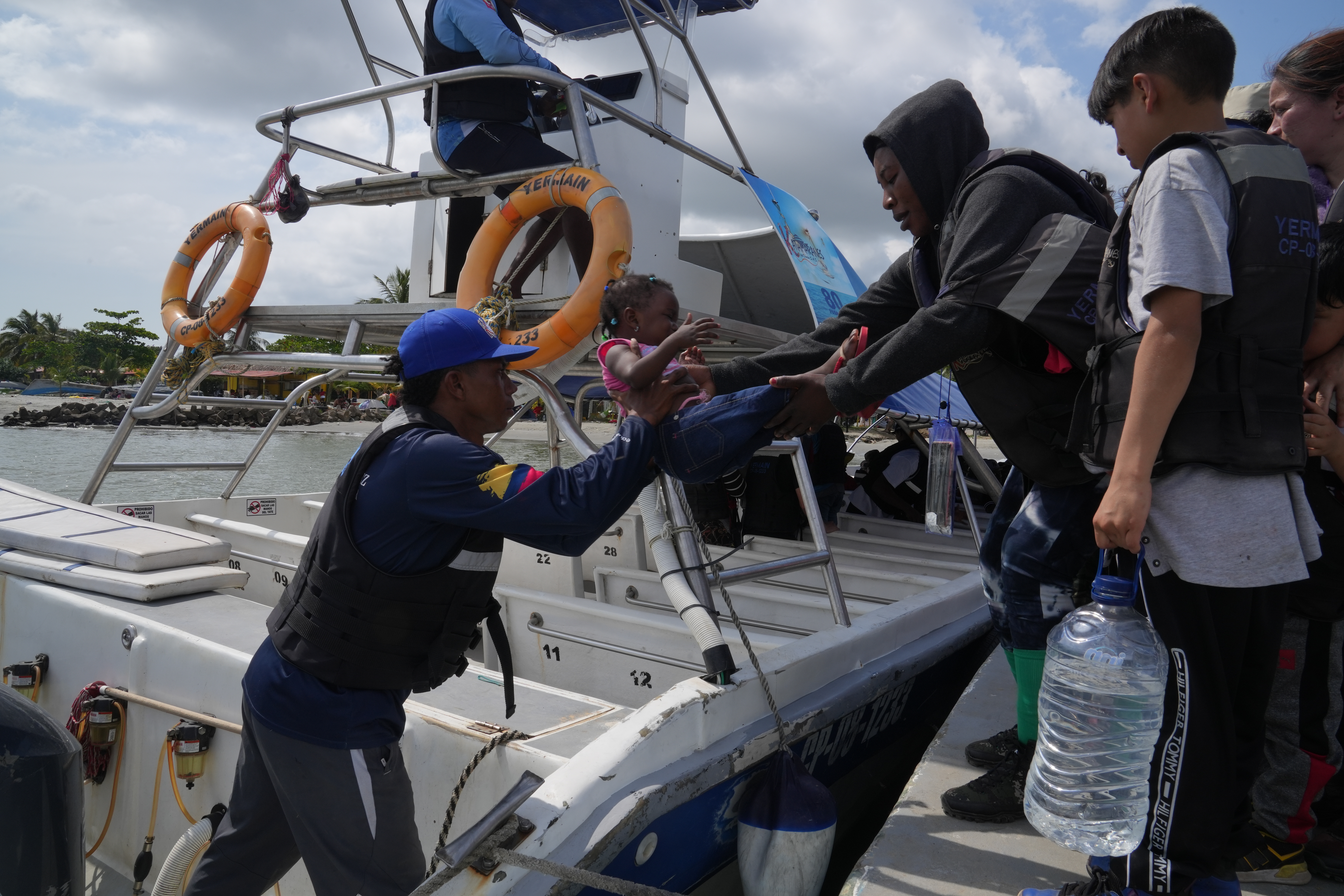 Al embarcar y zarpar desde Necoclí, Colombia, los migrantes comienzan un difícil y peligroso viaje que cambiará sus vidas. (Foto: GSR/Manuel Rueda)