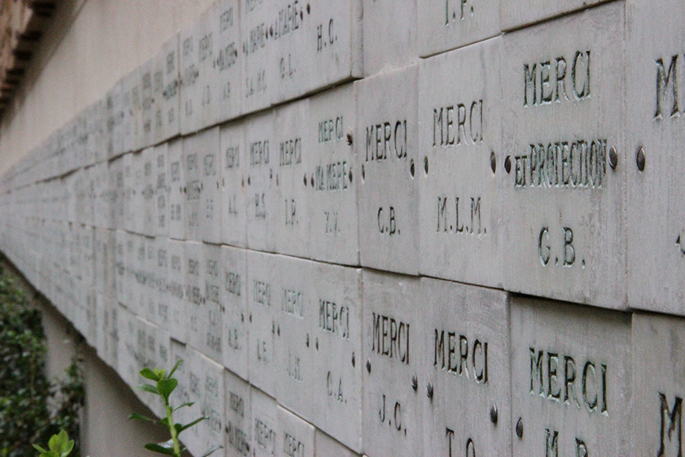 Votive plaques offering thanks are seen along the street outside of the Chapel of Our Lady of the Miraculous Medal in Paris. (Wikimedia Commons/Ketounette)