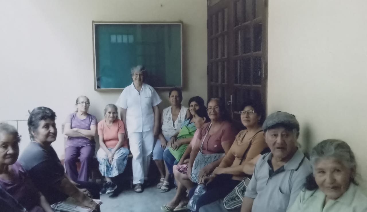 La Hna. Flórez, de pie en el centro, realizando labores terapéuticas con ancianos en el distrito de San Juan de Lurigancho en Lima, Perú, el 16 de marzo de 2015. (Foto: cortesía de Cristina Flórez González)