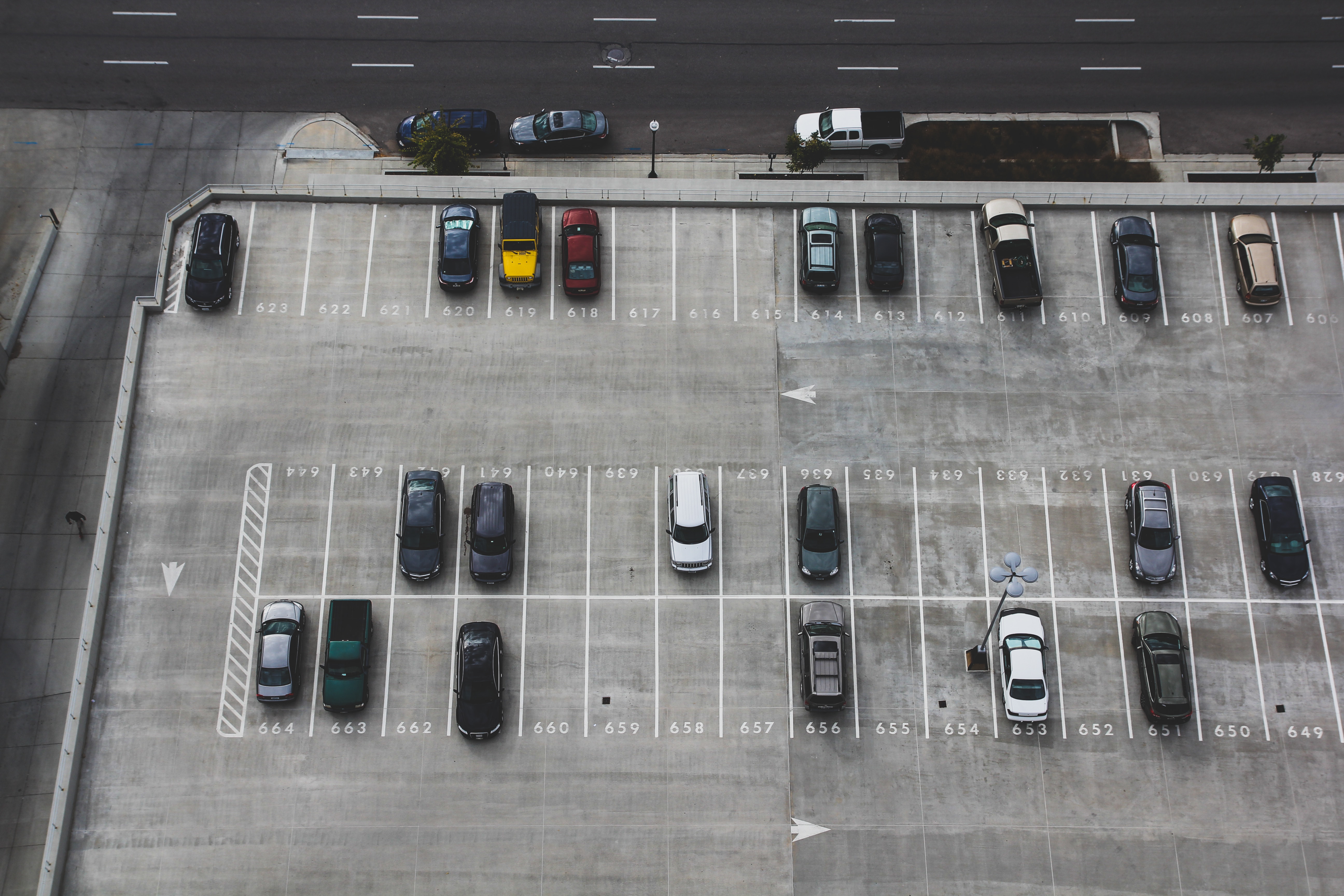 Safe Parking LA pretende acondicionar los aparcamientos del condado de Los Ángeles que no se utilizan para las personas sin hogar que viven en la ciudad y tienen vehículos. (Foto: Unsplash John Matychuk)