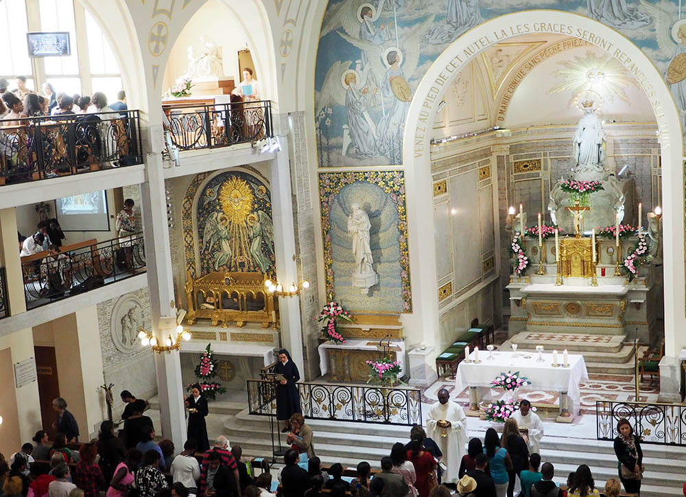 Mass is celebrated at the Chapel of Our Lady of the Miraculous Medal in Paris. Three Masses are celebrated every day, more on Sundays. (Courtesy of the Chapel of the Miraculous Medal)