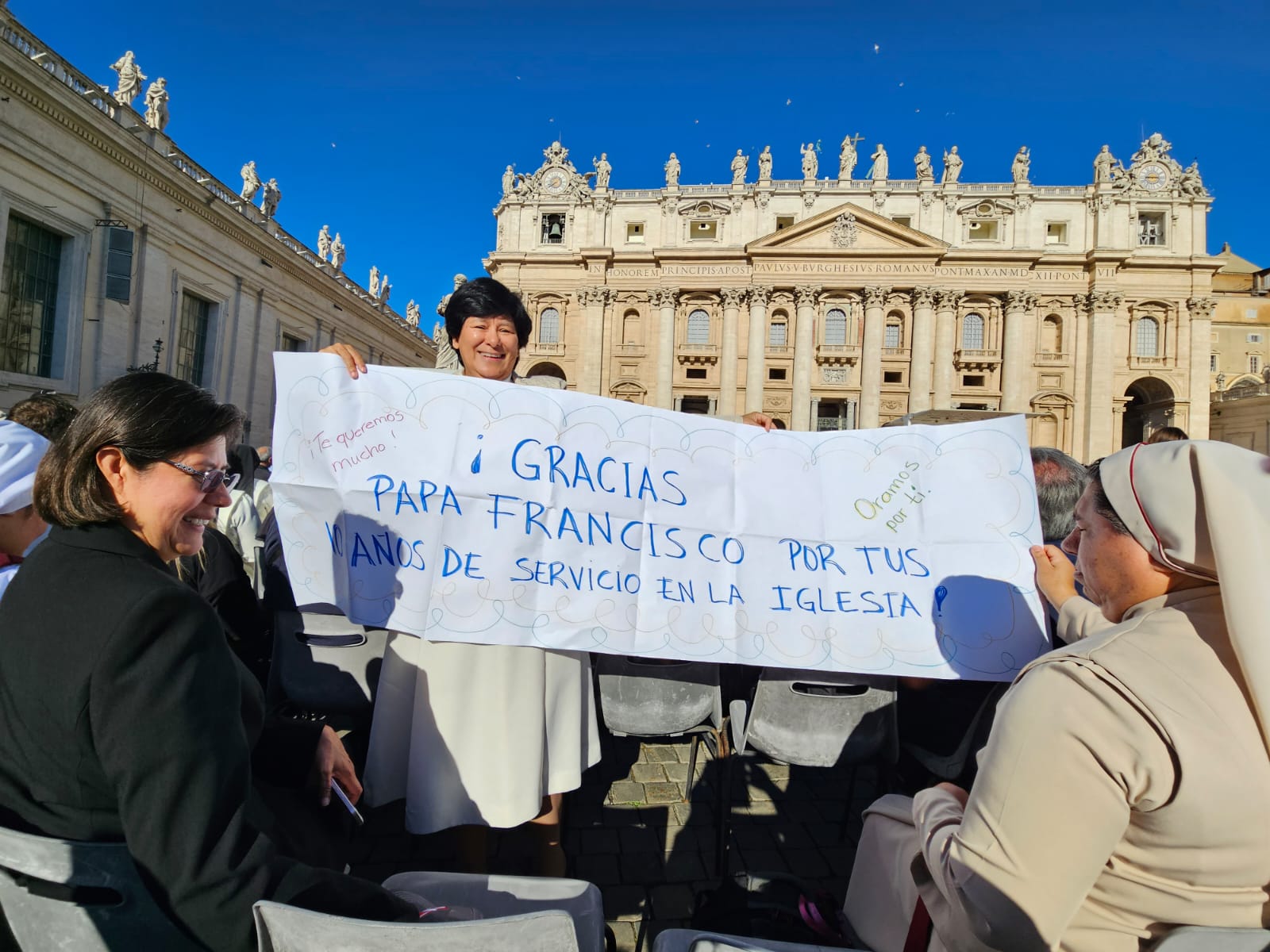 La Hna. María Elena Méndez Ochoa sostiene una pancarta con una salutación al papa Francisco. 