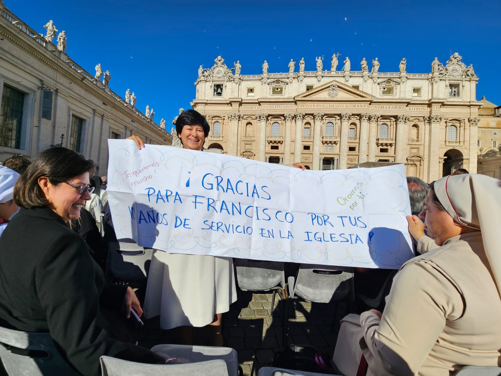 La Hna. María Elena Méndez Ochoa sostiene una pancarta con una salutación al papa Francisco.