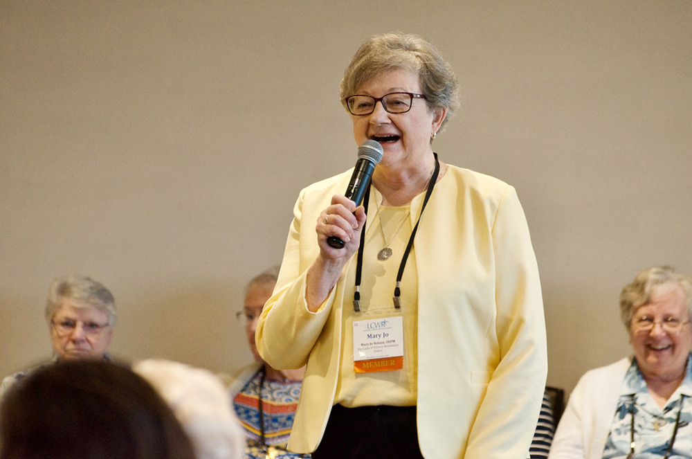 Victory Noll Sr. Mary Jo Nelson facilitates a breakout session on congregational completion Aug. 10 at the Leadership Conference of Women Religious assembly in Dallas. (GSR photo/Dan Stockman