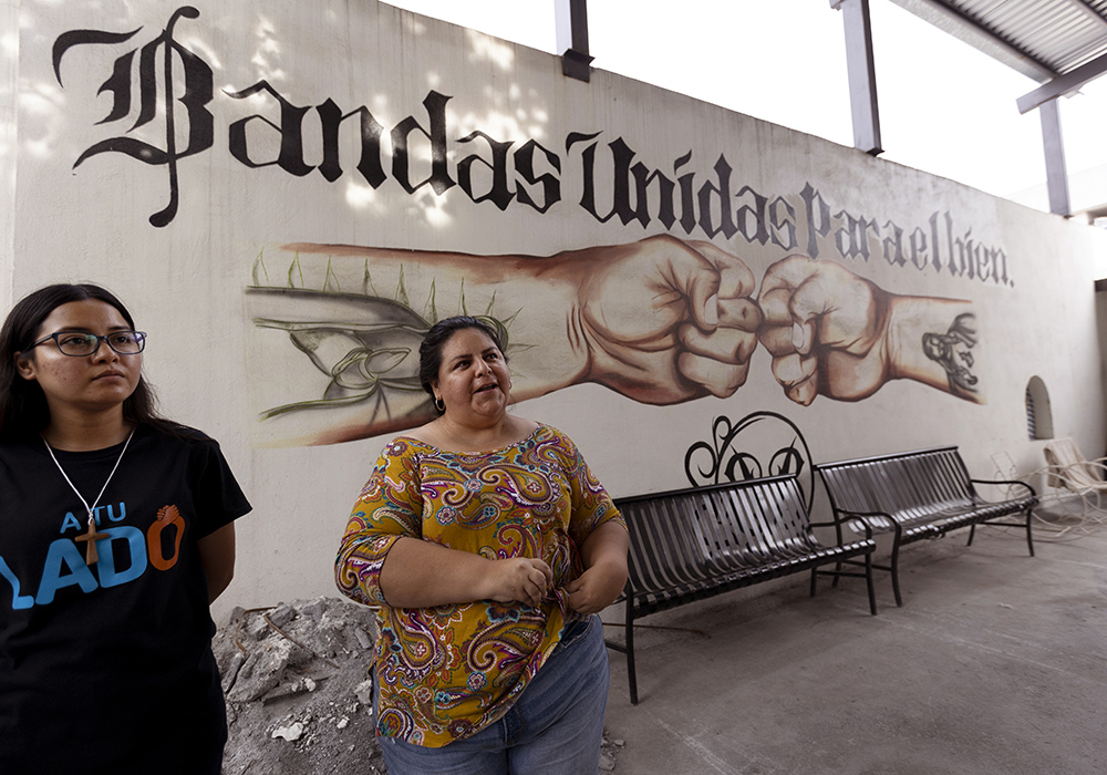 Brenda Guerrero Guerra, a la derecha, fundadora de Casa Guerrero, habla sobre el problema de la drogadicción en el municipio de Guadalupe, México, en la zona metropolitana de Monterrey, mientras la laica misionera Josseline Montes Jiménez la escucha en las instalaciones de este centro de rehabilitación para adicciones. (Foto: Nuri Vallbona)