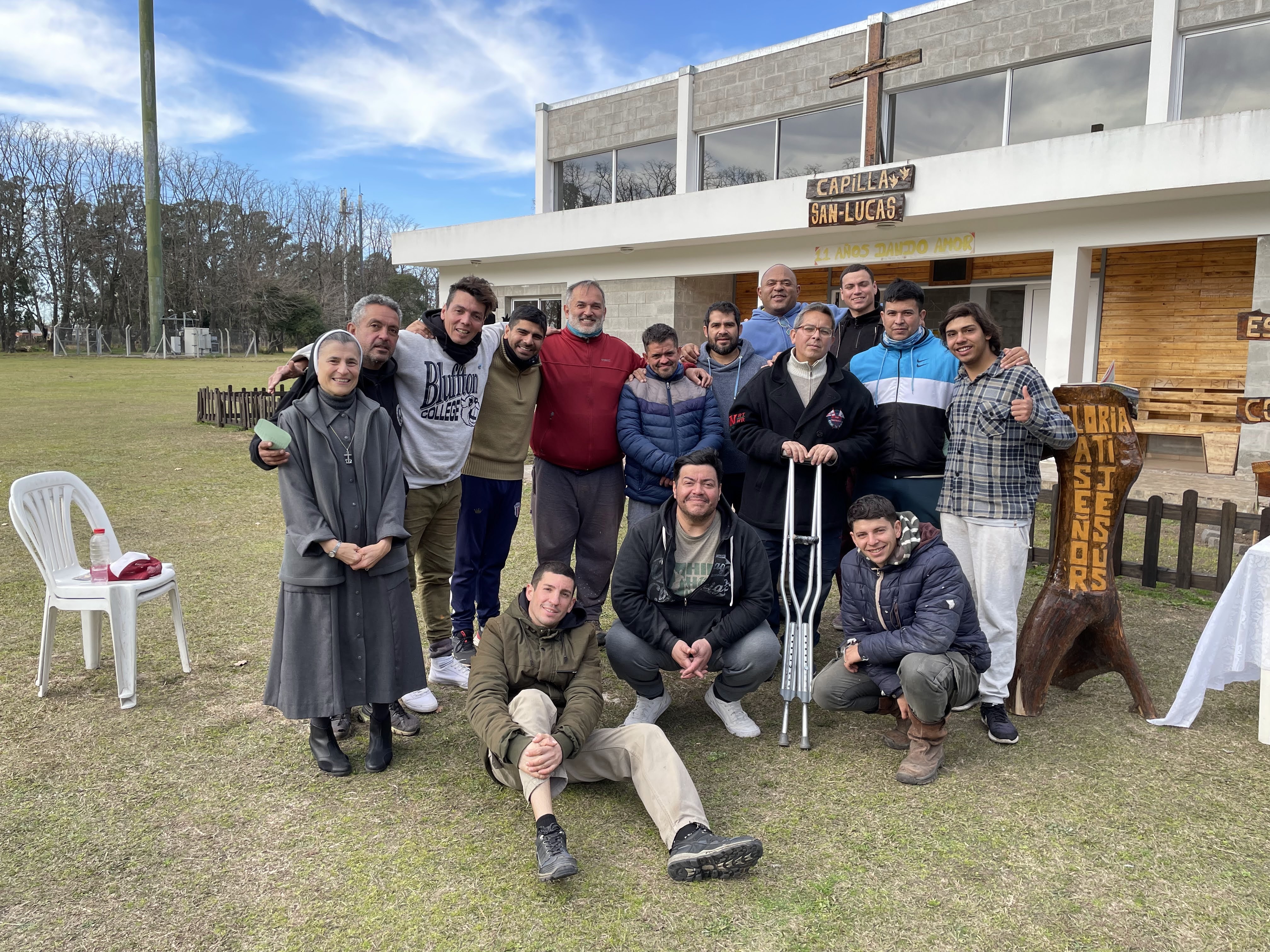 Hna. María Graciela Trivilino, izquierda, en la Fazenda da Esperanza de Florencio Varela, donde reciben, acompañan y rehabilitan a jóvenes y adultos con adicciones. (Foto: cortesía Graciela Trivilino)