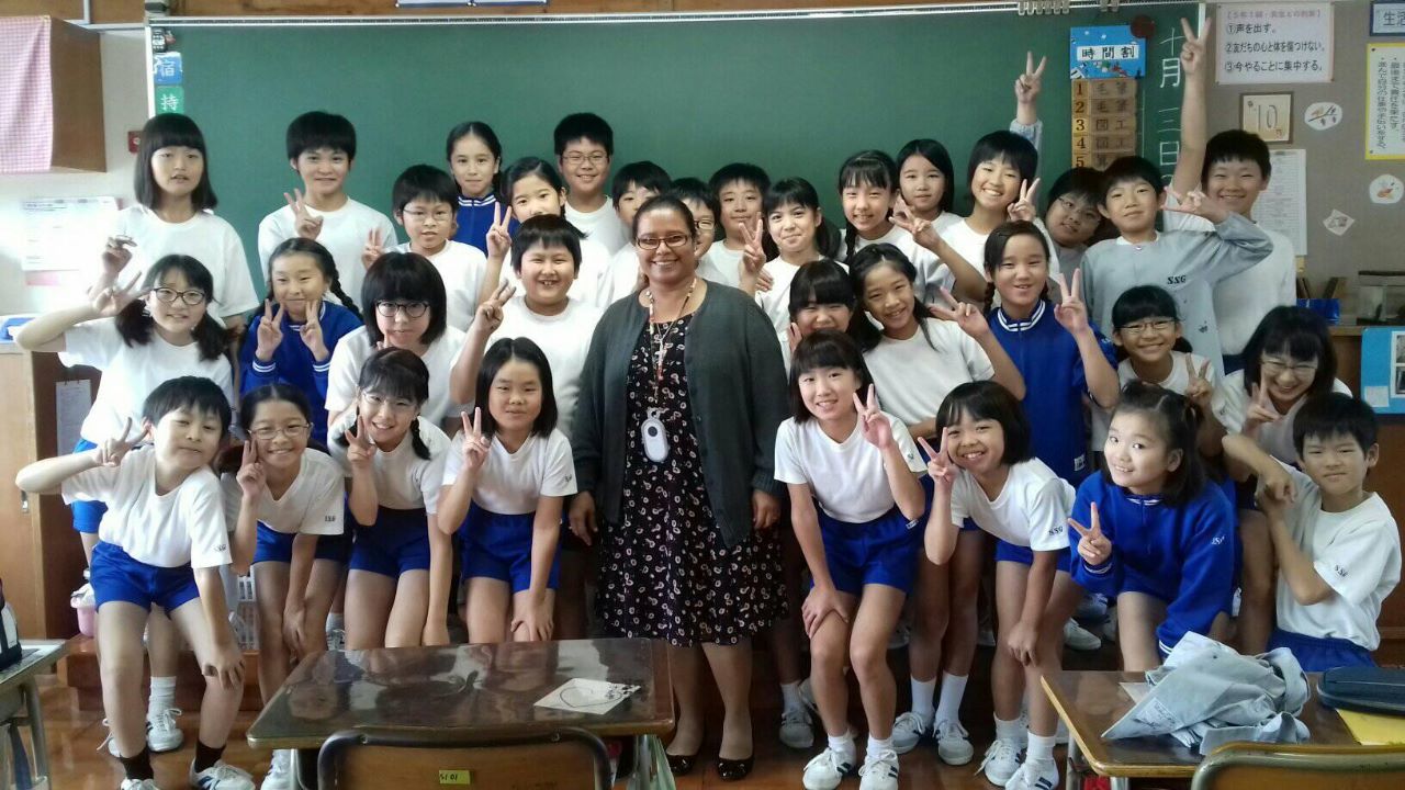 HHna. Sandra Sierra con los niños y niñas de quinto grado en la Escuela Sakura No Seibo, colegio de la Congregación de Notre-Dame en Japón. (Foto: cortesía Sandra M. Sierra F.)
