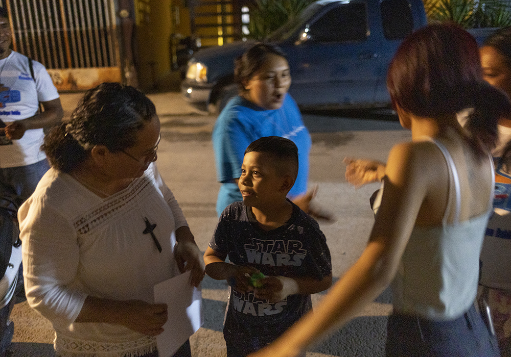 La Hna. Sanjuana Morales Nájera, de izquierda a derecha, y la Hna. Sandra López García saludan a Eduardo López Sánchez, de 8 años, y a su tía, Yolanda Martínez, durante una visita a su colonia en Monterrey, México. Las hermanas y el equipo de laicos misioneros atienden semanalmente a las pandillas juveniles de la ciudad. (Foto: GSR/Nuri Vallbona).