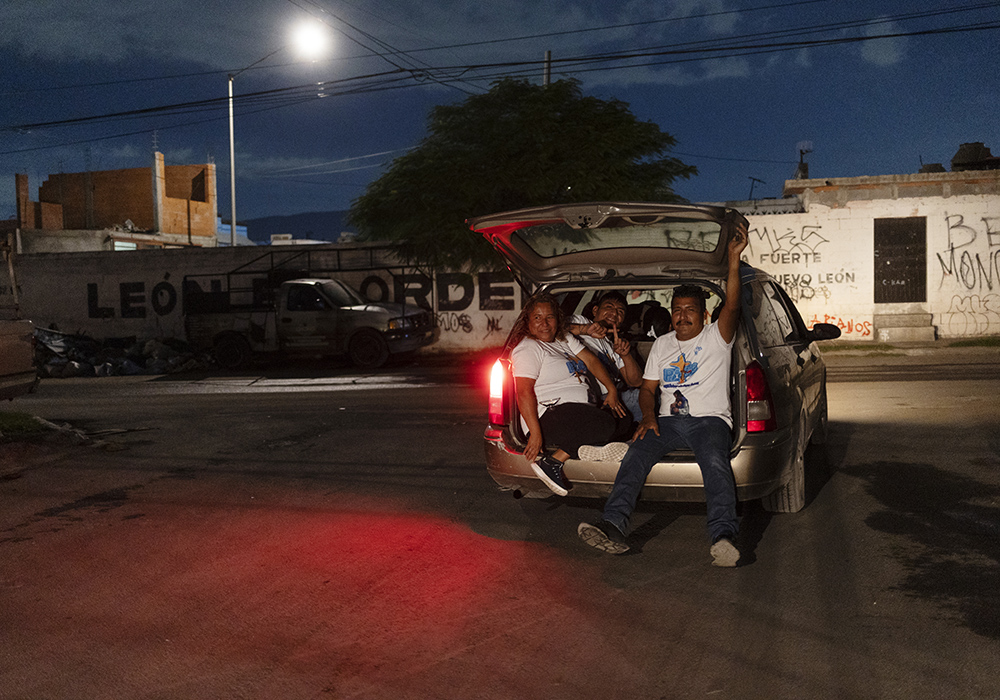 Los laicos misioneros Raquel Torres Gatica, Víctor Edgar Hernández Rubio y Eusebio Leos Hernández (de izquierda a derecha) se amontonan en un coche para ir al siguiente lugar mientras evangelizan a los "chavos banda" en las calles de Monterrey, México, el pasado mes de mayo. Cada semana ellos salen junto con las hermanas de la Compañía María de Nazareth para atender a los jóvenes.  (Foto: GSR/ Nuri Vallbona)