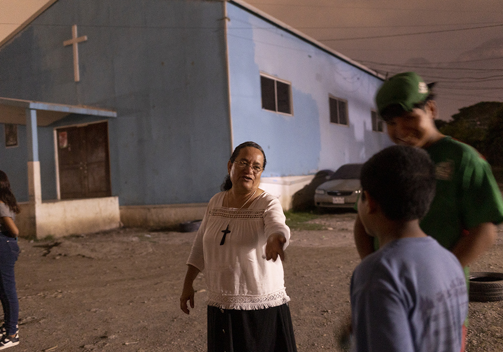 La Hna. Sanjuana Morales Nájera habla con algunos muchachos durante una de las visitas que ella y otros laicos misioneros realizan a las pandillas juveniles en las calles de Monterrey, México, en mayo. (Foto: GSR/ Nuri Vallbona)