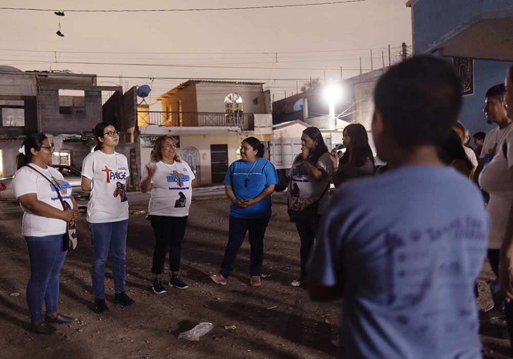 Las laicas misioneras Felicitas Martínez Hernández, Josseline Carolina Montes Jiménez, Raquel Torres Gatica, la Hna. Sandra López García y Yolanda Martínez Hernández (de izquierda a derecha) forman un círculo para compartir algunas palabras de agradecimiento al concluir una de sus visitas a las bandas juveniles en las calles de Monterrey, México, en mayo. (Foto: GSR/ Nuri Vallbona)