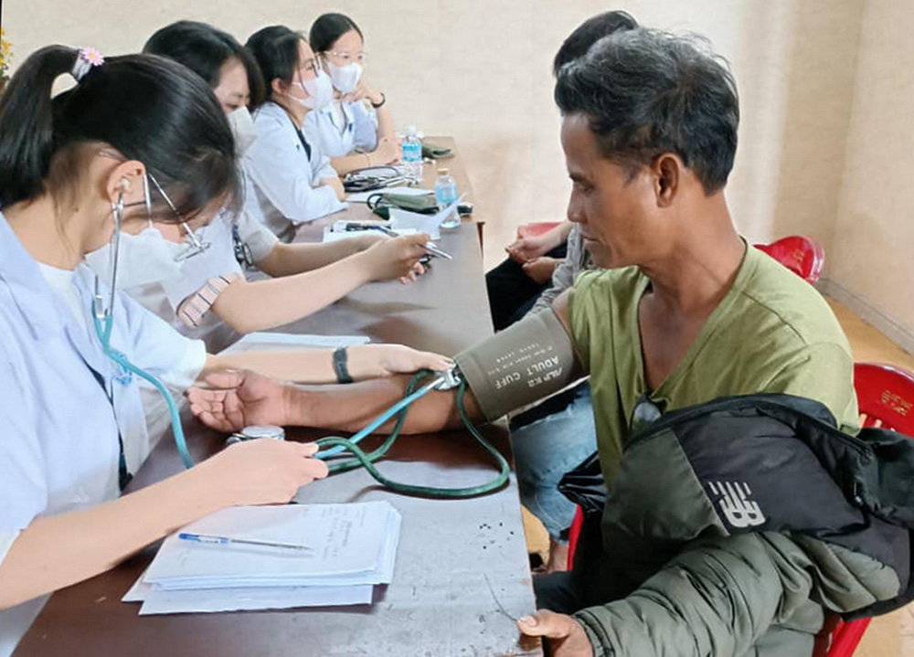 Van Kieu ethnic Ho Eng has a medical checkup April 25 in Quang Tri province’s Huong Hoa district. (GSR photo/Joachim Pham)