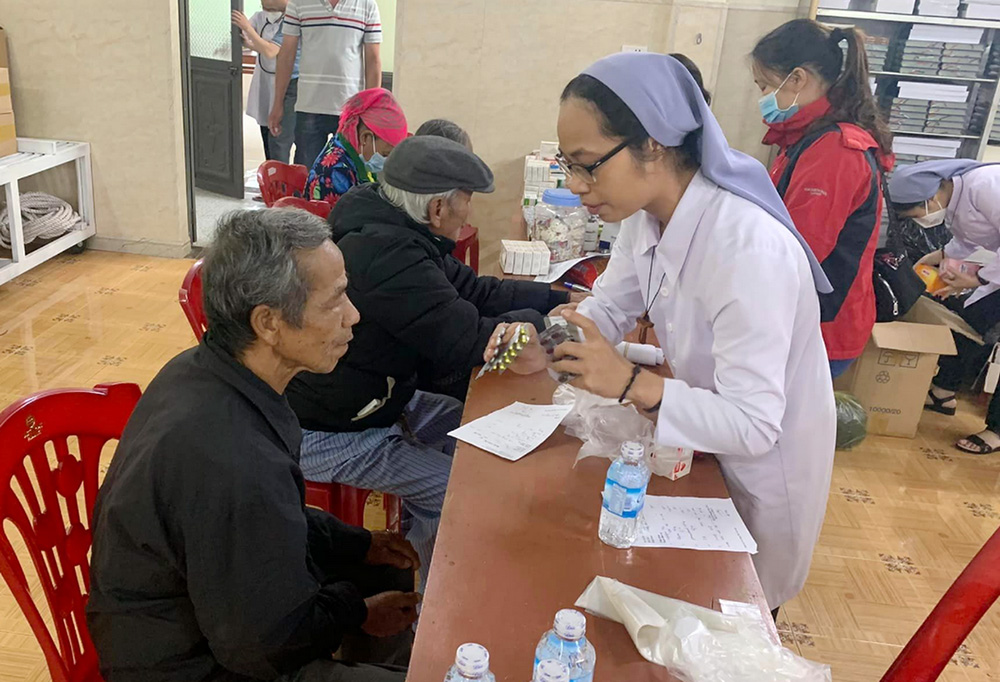 Filles de Marie Immaculée Sr. Mary Do Thi Ha hands out medicine during a medical trip to Dakrong district in January. (GSR photo/Joachim Pham)