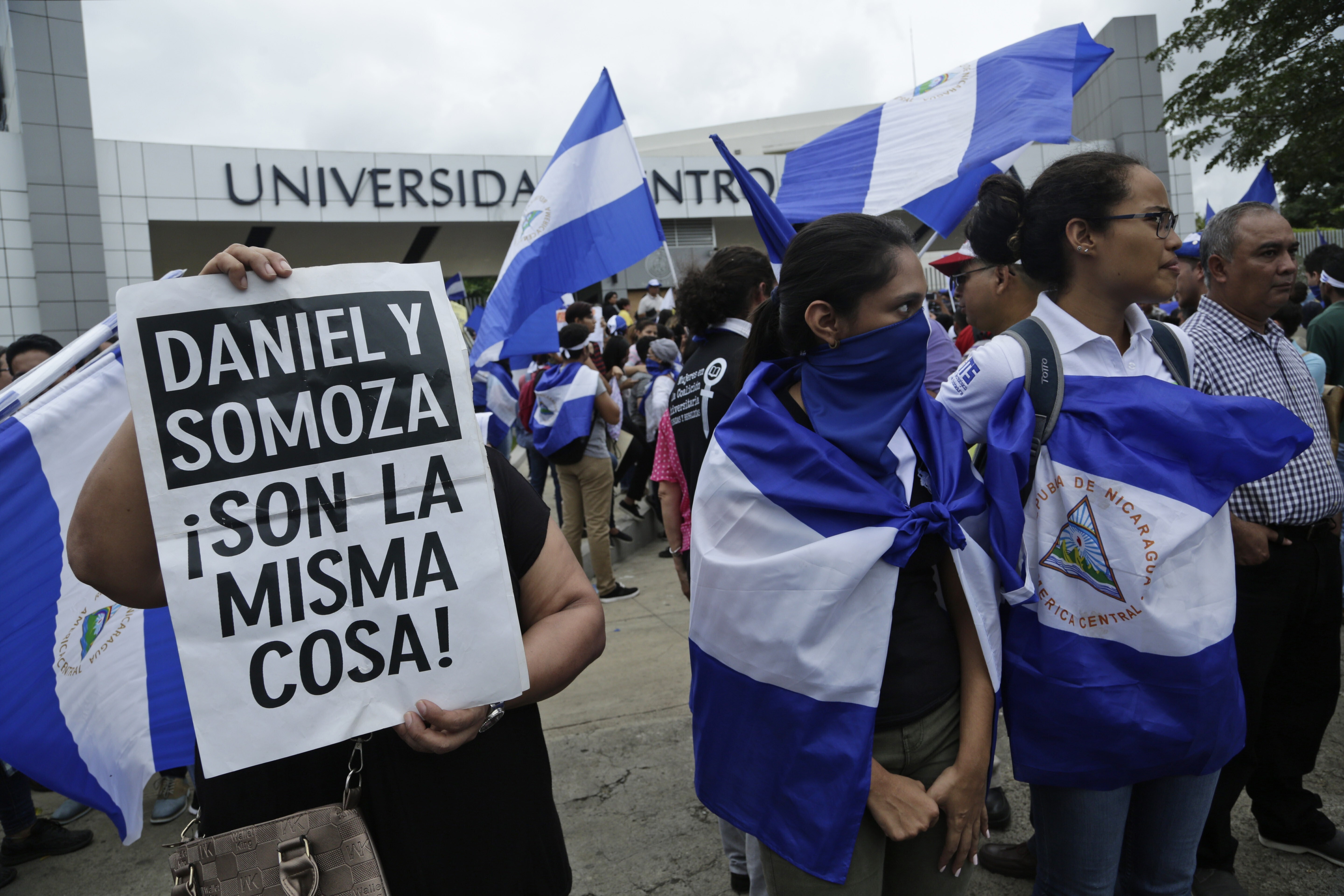 Los manifestantes protestan afuera de la Universidad Centroamericana (UCA), administrada por los jesuitas, exigiendo la asignación de su parte del 6 % del presupuesto nacional en Managua, Nicaragua, el 2 de agosto de 2018. Los jesuitas anunciaron el miércoles 16 de agosto de 2023 que el gobierno de Nicaragua ha confiscado la UCA, una de las universidades más prestigiosas de la región. (Foto: AP/Arnulfo Franco)