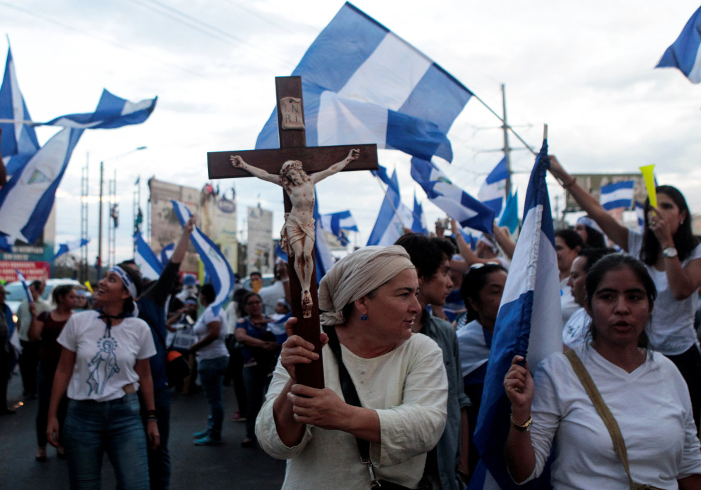 Un manifestante sostiene un crucifijo durante una protesta contra el gobierno del presidente nicaragüense Daniel Ortega en Managua, Nicaragua, el 15 de mayo. (Foto: CNS/Oswaldo Rivas, Reuters)