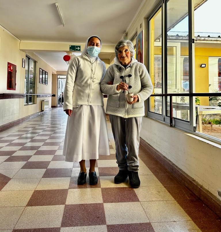Sr. María de los Ángeles with resident Teresita Aquea from La Visitación de María nursing home, Fundación Las Rosas, in La Serena, Chile (Courtesy of Virginia Vargas)