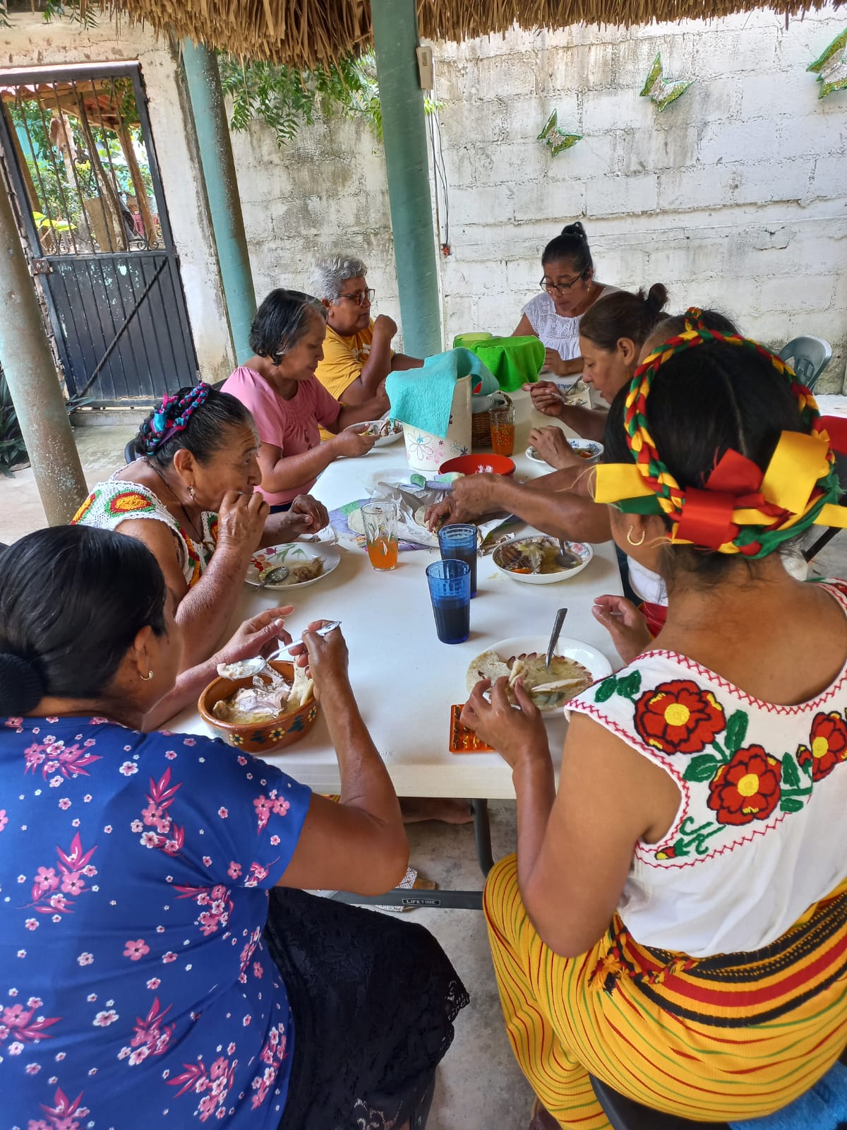 Un grupo de mujeres indígenas comen después de un encuentro con religiosas en la casa de Coacotla, Veracruz. (Foto: cortesía Carmen Notario)