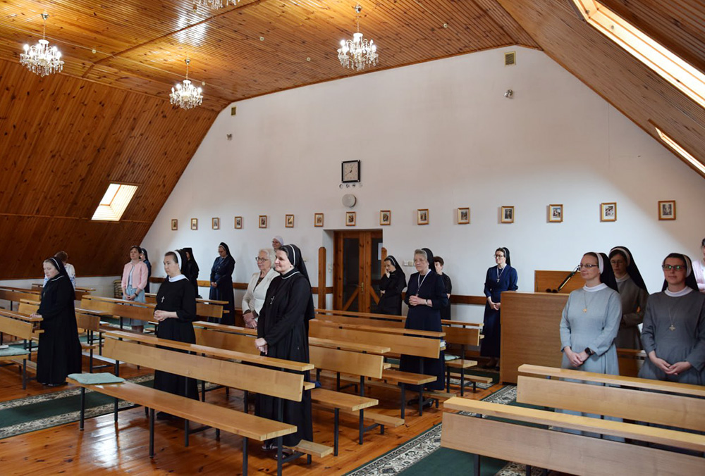 During a retreat held June 9-17, sisters participate in the Eucharist in the chapel of the Institute of Theological Sciences of the Immaculate Virgin Mary in Horodok, Ukraine. (Courtesy of Irena Saszko)