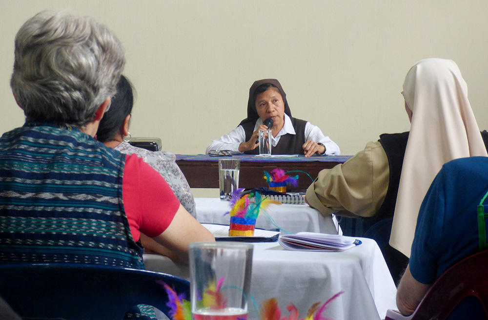 Durante un seminario sobre trata de personas el 18 de agosto en Ciudad de Guatemala, la hermana Verónica Cortez Méndez, una misionera carmelita, habla con un grupo de la Confederación Latinoamericana de Religiosos, que también cuenta con miembros en el Caribe, sobre la respuesta de Costa Rica a los migrantes que viajan por el país. A medida que aumenta la migración, también aumentan las posibilidades de que haya víctimas potenciales de la trata de personas. (Foto: GSR/Rhina Guidos)