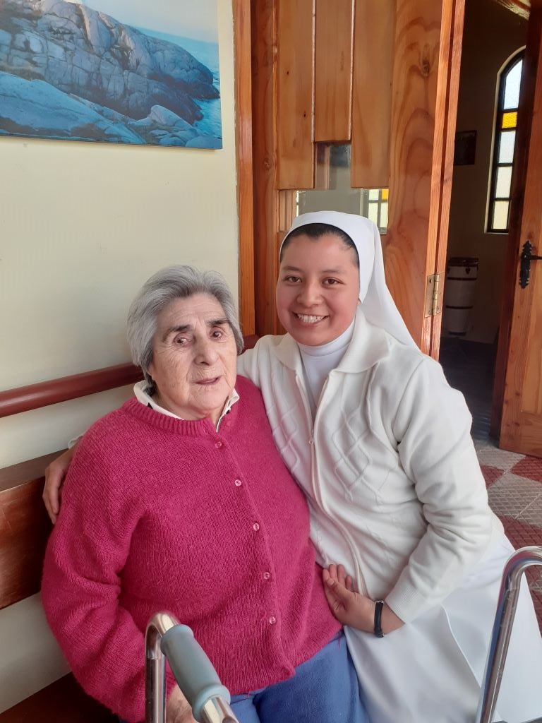 La Hna. Virginia Vargas y la residente María Vergara, del Hogar de Fundación Las Rosas Nuestra Señora del Rosario, en Ventanas, Chile. (Foto: cortesía Virginia Vargas)