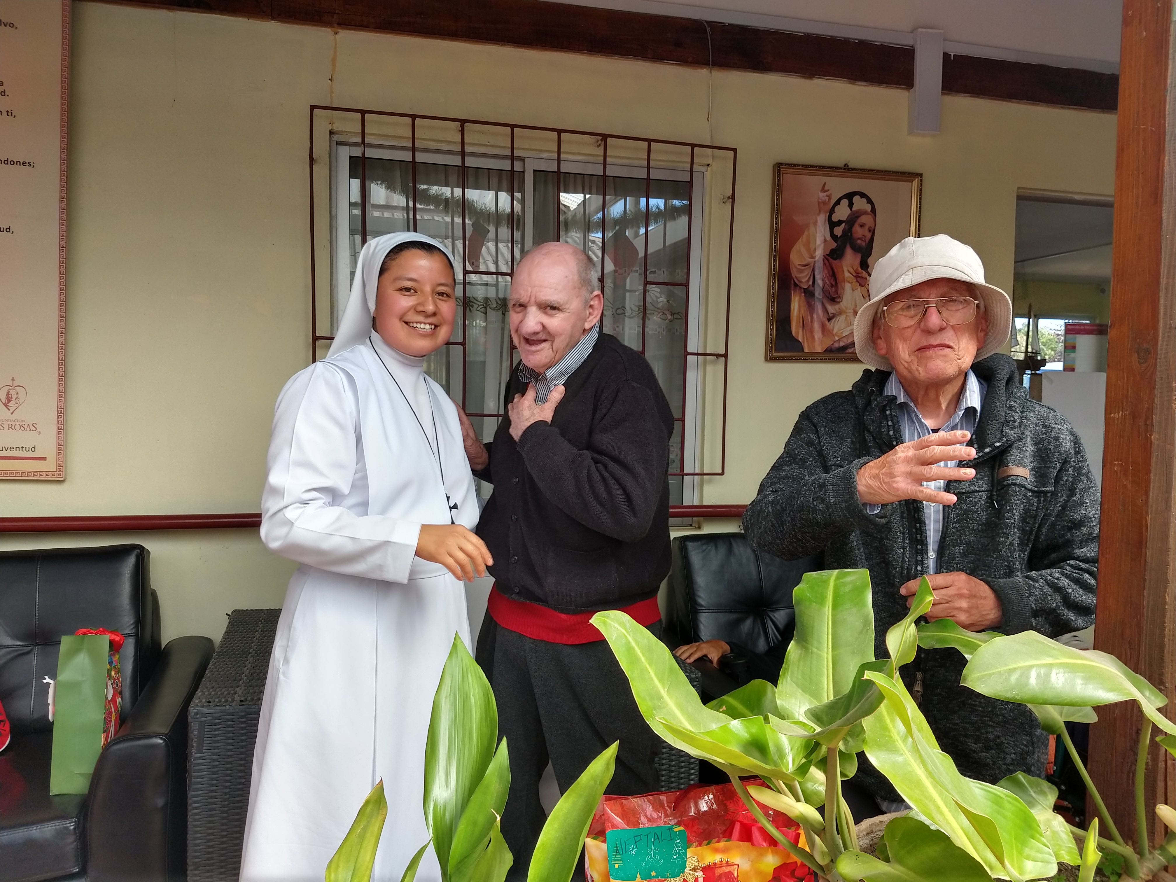 Sr. Virginia Vargas with residents of Ventanas nursing home, fifth region of Chile, Valparaíso (Courtesy of Virginia Vargas)