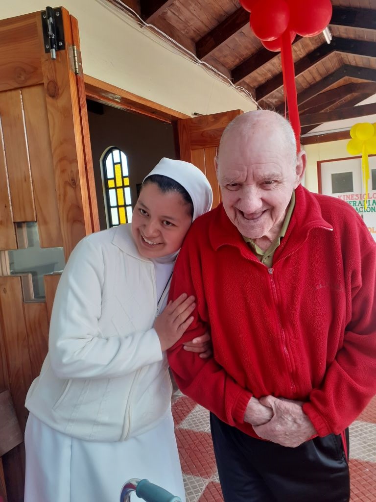 Hna. Vargas con Emilio Palacios, un residente del hogar de Ventanas. (Foto: cortesía Virginia Vargas)