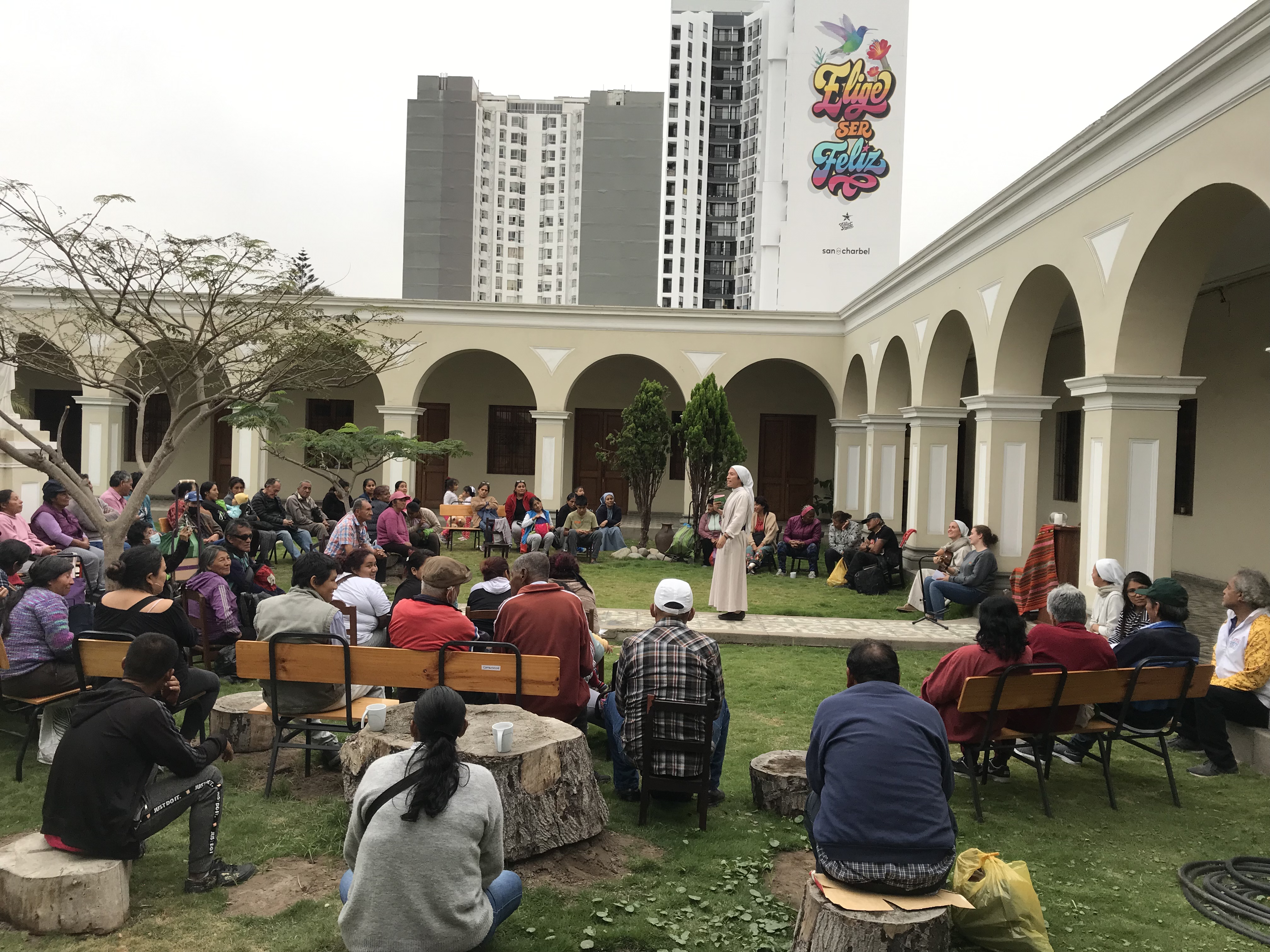 Acogida y oración con las personas del programa Puente de Comunión. (Foto: Hnas. Laura Miyagui y Marlene Quispe)