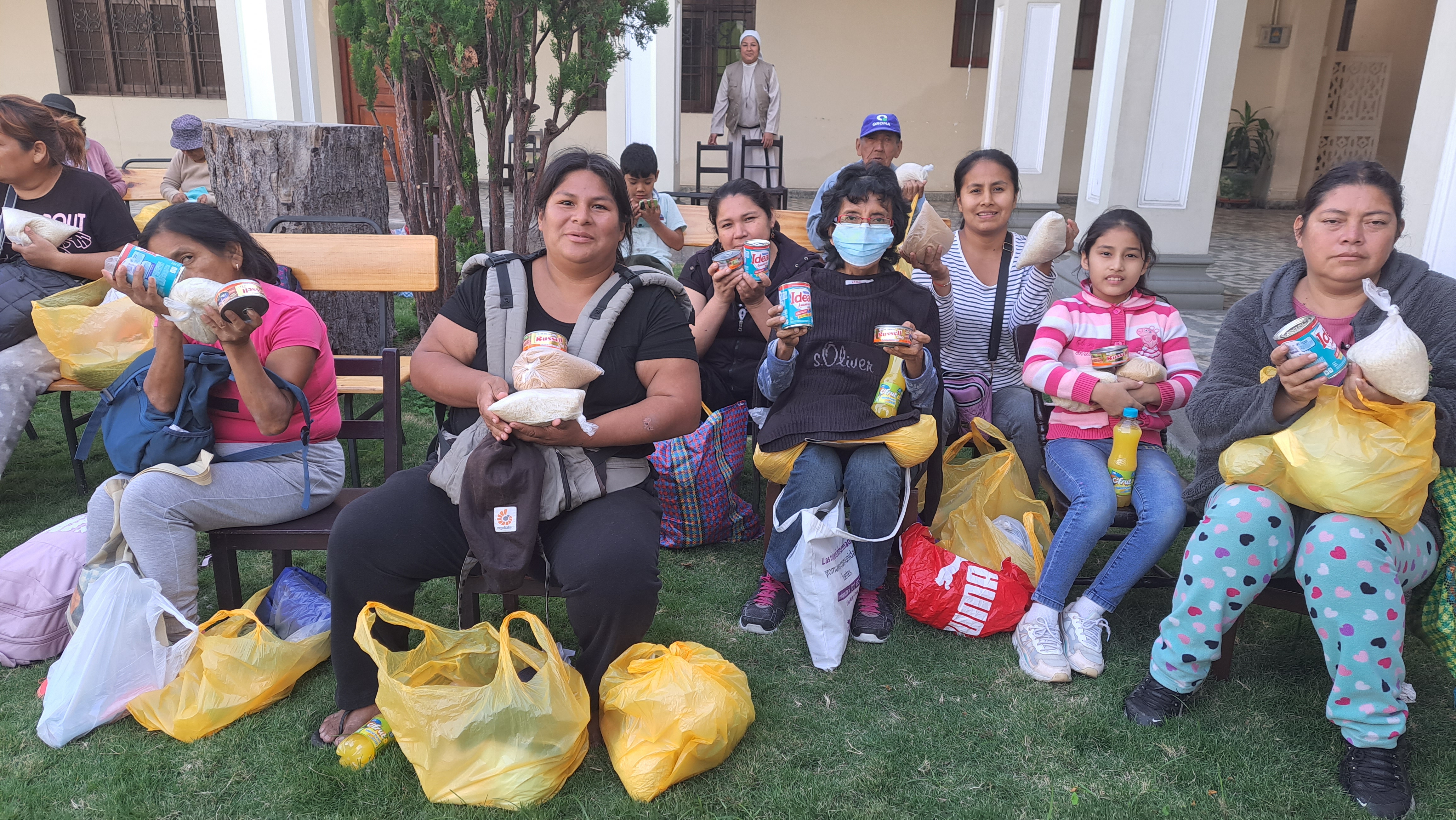 Entrega de bolsas de víveres de las religiosas a personas necesitadas, en Lima, Perú. "Les damos a los pobres lo que les pertenece, lo que es suyo, porque aquello que les falta les fue robado en algún punto de su historia": Hna. Begoña Costillo. (Foto: Hnas. Laura Miyagui y Marlene Quispe)