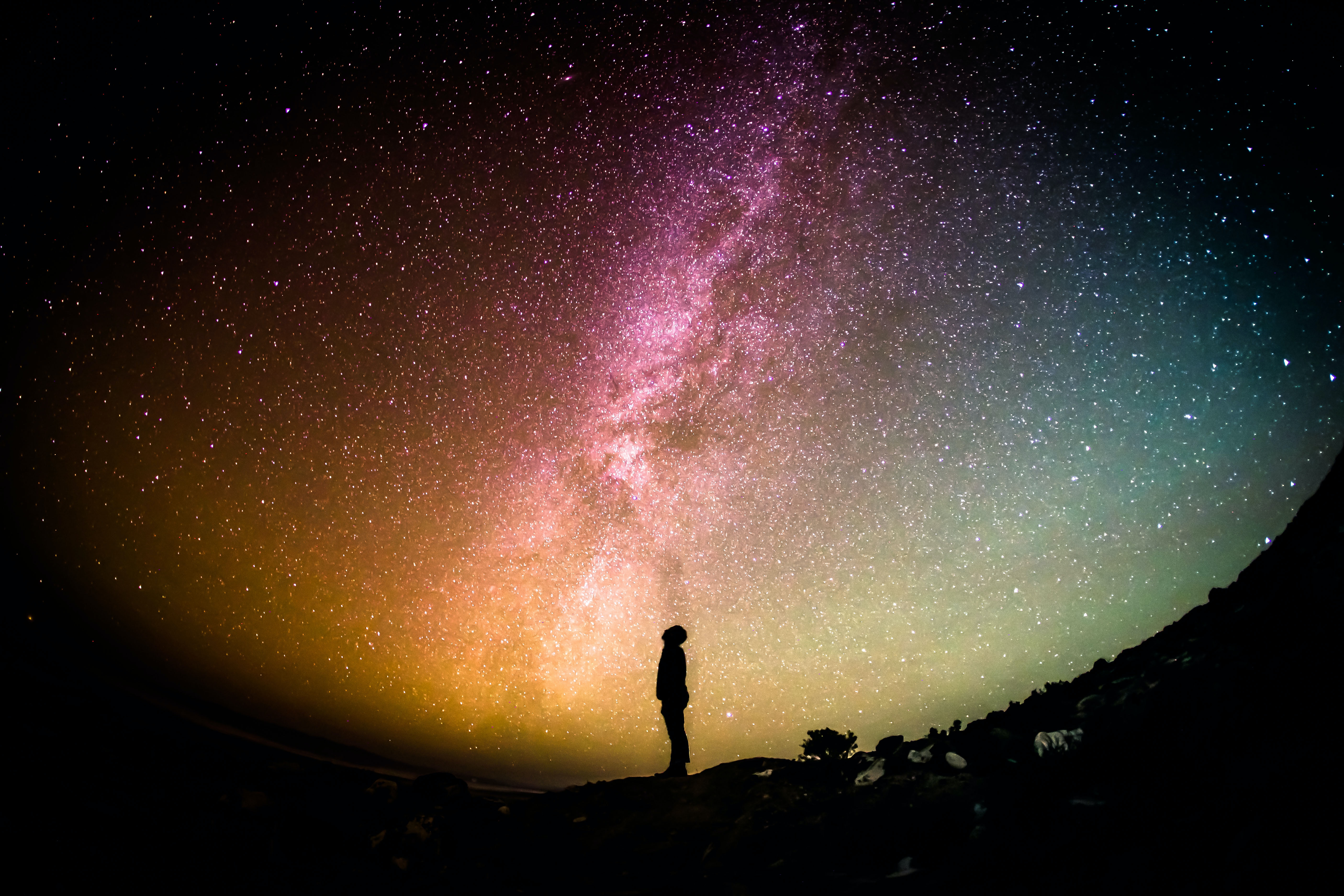 Cosmos y vida humana. (Foto: Unsplash/Greg Rakozy)