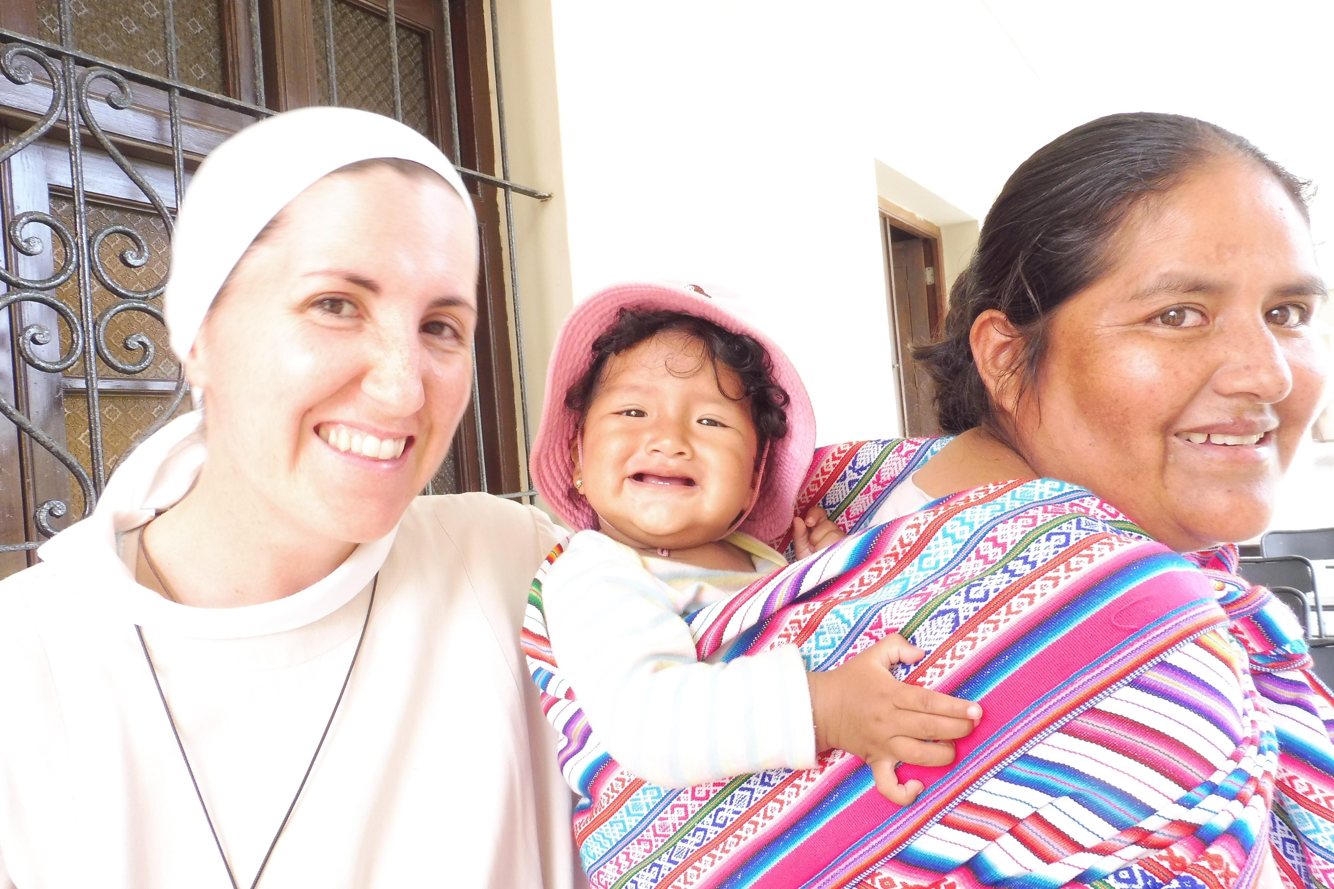 Hna. Begoña Costillo con una mujer y su hija en el Monasterio de la Encarnación en Lima, Perú. (Foto: Hnas. Laura Miyagui y Marlene Quispe)