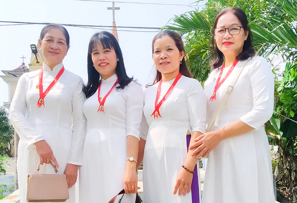 Servants of the Gospel members (from left) Anna Nguyen Thi My, Mary Vo Thi Minh Khue, Mary Ngo Thi Thuy, and Lucia Le Thi Phuong Thuy in traditional dress at their monthly retreat at Phu Thanh Parish, Sept. 15 in Hue. (GSR photo/Joachim Pham)