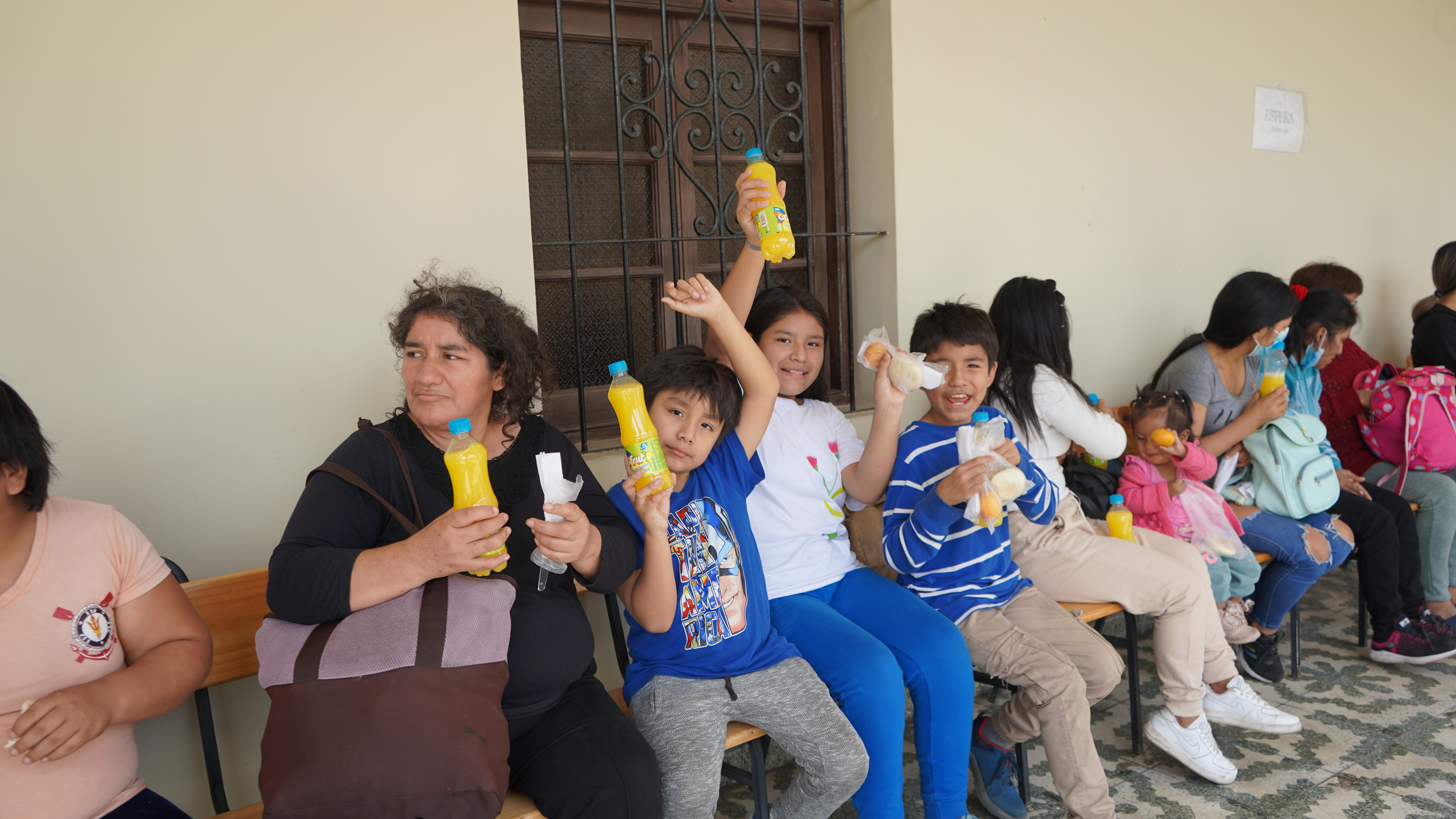 Niños esperan revisión oftálmica en el marco de la campaña de salud Effetá que se realiza en el Monasterio de la Encarnación, en Lima, Perú. (Foto: Hnas. Laura Miyagui y Marlene Quispe)