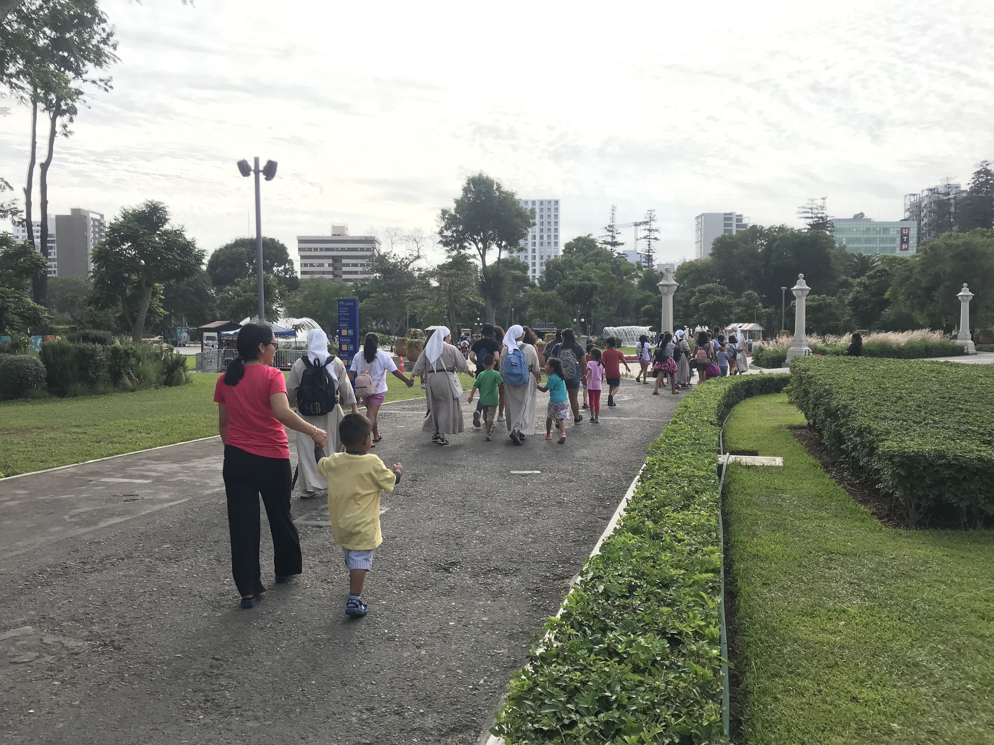 Las hermanas llevan a los niños del Campamento de la Paz al Parque de las Aguas, en Lima, Perú. (Foto: Hnas. Laura Miyagui y Marlene Quispe)