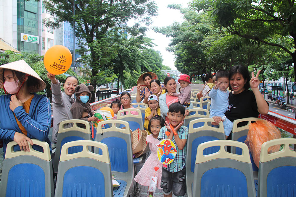 Children with heart diseases and their mothers, who look after them at a home run by Dominican sisters, go on a sightseeing tour of Ho Chi Minh City on a double decker to celebrate the Mid-Autumn Festival on Sept. 30. (GSR photo/Joachim Pham)