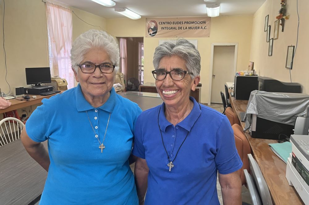 La Hna. María de la Luz González Díaz, a la izquierda, junto a la Hna. Obdulia Guerrero Jiménez en las instalaciones del Centro Eudes, creado como asociación civil por las Hermanas de Nuestra Señora de la Caridad del Buen Pastor en 2006 y fundado para proporcionar educación académica y desarrollo personal a mujeres que ejercen la prostitución en Nuevo Laredo, México. (Foto: GSR/ Luis Donaldo González)