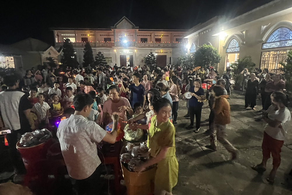 Lovers of the Holy Cross Mary Nguyen Thi Hong Hoa, from the Cho Lach district of Ben Tre province in the Mekong Delta, said hundreds of people — including followers of other faiths — attended a celebration of the Mid-Autumn Festival at Quang Ngai Parish on Sept 28. "We hold traditional games and a quiz about the festival and offer traditional food, mooncakes, colorful lanterns, notebooks and toothbrushes to 200 children regardless of their background."