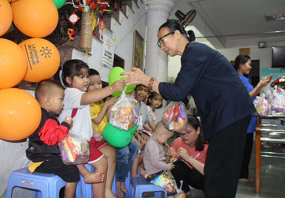 Dominican Sr. Martha Nguyen Thi Hoa gives gifts to children at the home for heart patients Sept. 30 in Ho Chi Minh City. (GSR photo/Joachim Pham)