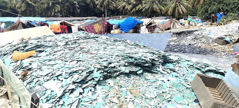 A heap of broken glass placed for segregation at Bellahalli slum area in Bengaluru, southern India (GSR photo/Thomas Scaria)