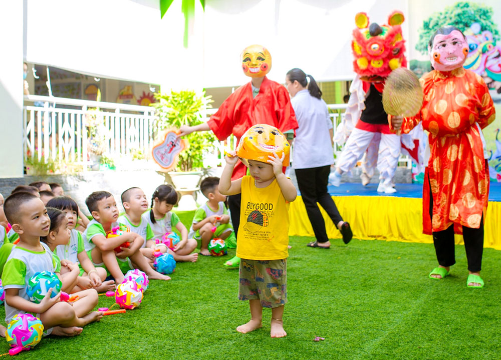 Daughters of Our Lady of the Visitation perform a lion dance in costume on Sept. 22 to entertain 34 children whose mothers have been abandoned by their boyfriends. The nuns give the children and their mothers, most of whom are college students, free accommodation. "This is the first time we have hosted the festival for the children, as in the past they were too young to enjoy it," said Sr. Mary Lux Duong Khanh Dieu (right). "We would like to help them feel love and joy from the event." (GSR photo)