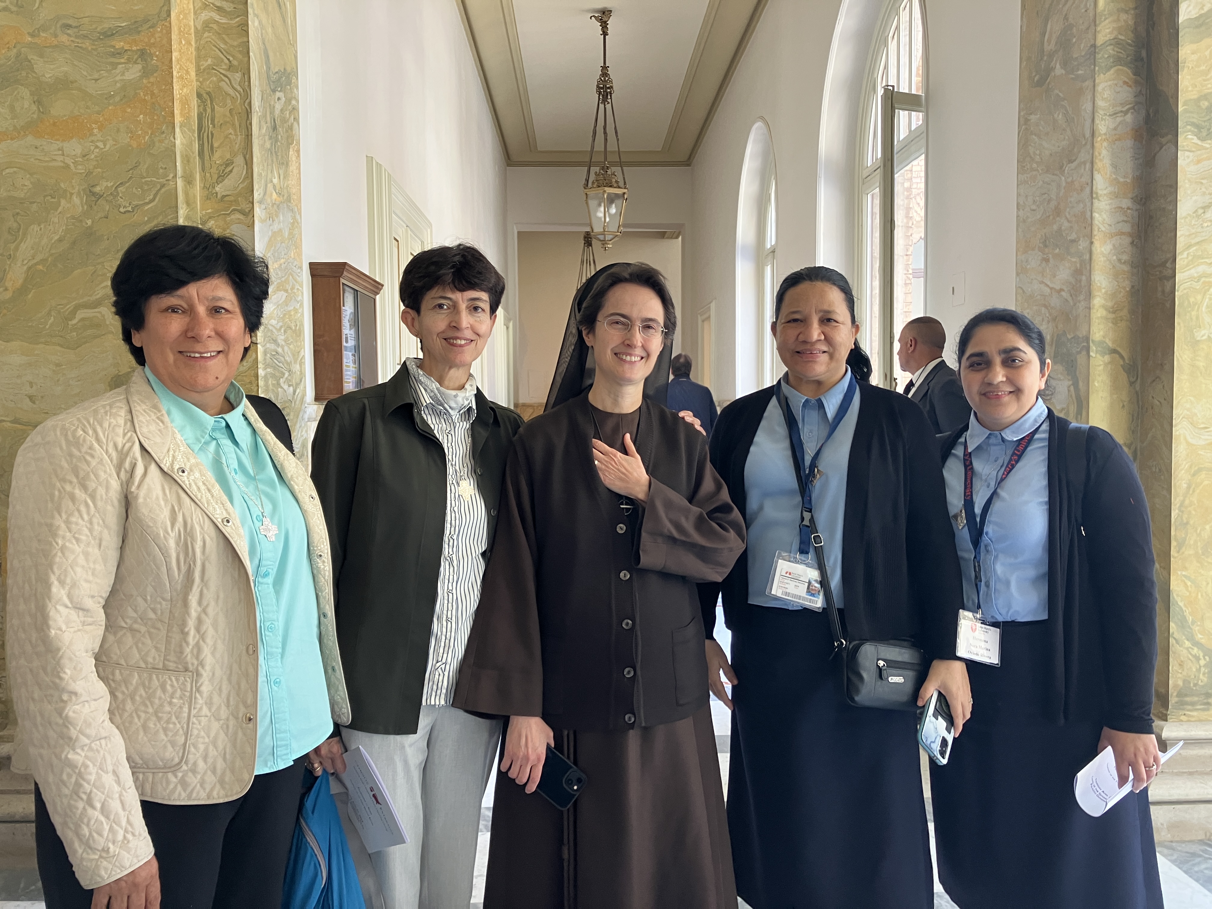La hermana María Elena Méndez Ochoa y hermanas de la delegación de Catholic Extension en Roma junto a la hermana Raffaella Petrini. (Foto: cortesía María E. Méndez O.)