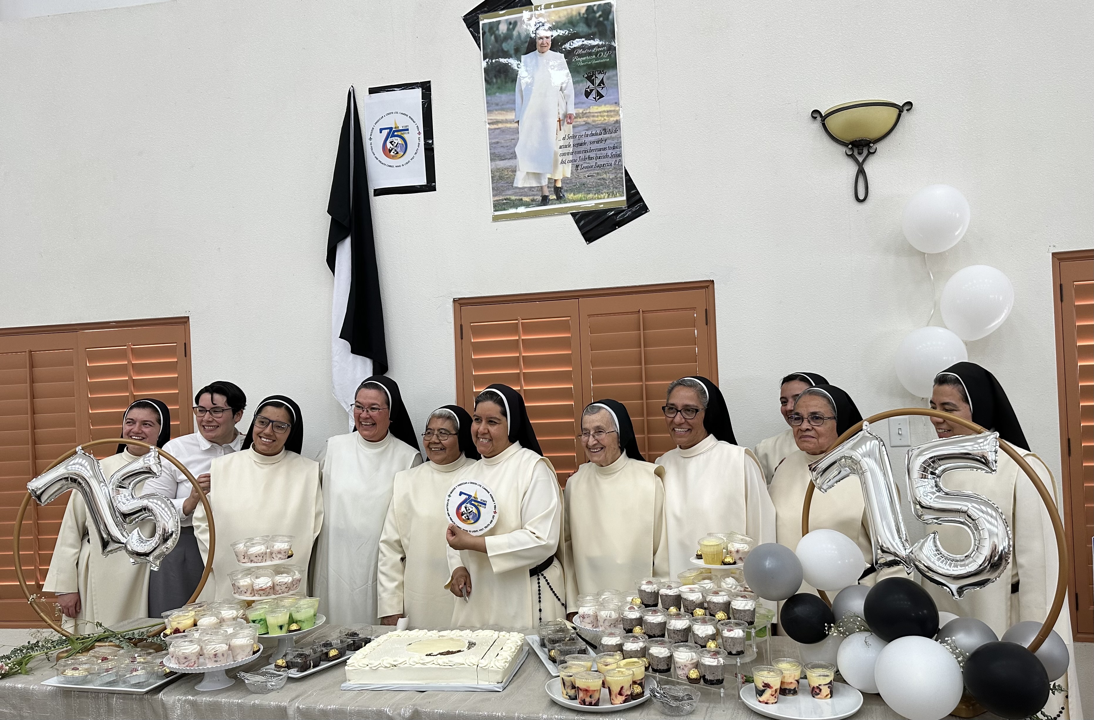 Algunas de las hermanas de la Provincia de Santa Catalina de Siena en el Paso Texas, posan alegremente en su celebración de diamante. (Foto: Elia Cárdenas)