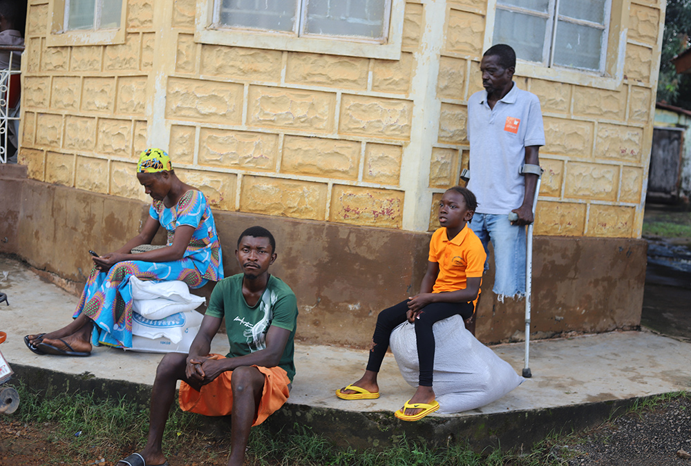 Uno de los amputados del campamento de amputados de Oslo en Makeni, una ciudad del norte de Sierra Leona, se reúne con su familia durante una sesión sobre paz, sanación y reconciliación organizada por religiosas. Desde el final de la guerra civil en 2002, las hermanas han estado visitando hogares, aldeas y otros lugares de reunión en todo el país para llevar a cabo sesiones sobre el perdón y la reconciliación. (Foto: GSR/Doreen Ajiambo)