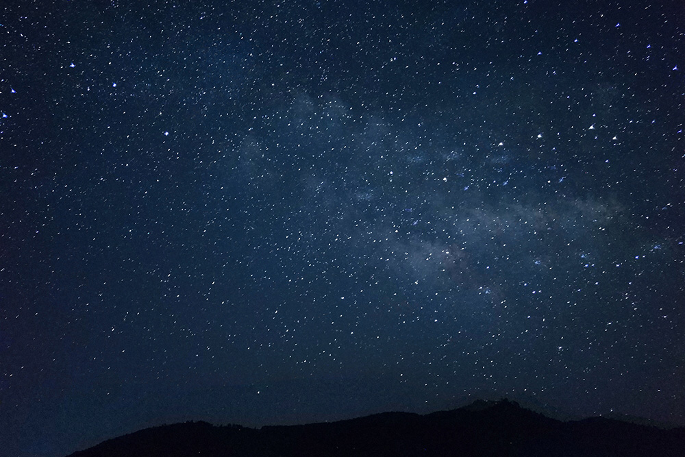 Night sky filled with stars (Unsplash/Calwaen Liew)