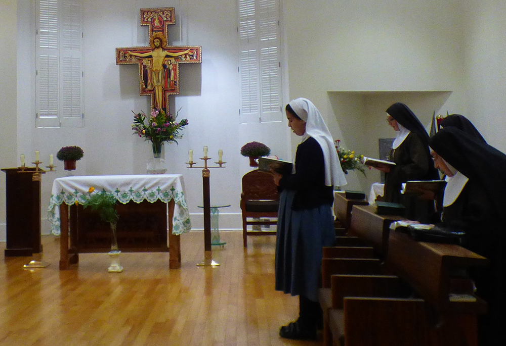 Una comunidad de Clarisas Capuchinas, una orden contemplativa, reza la Liturgia de las Horas el 27 de septiembre de 2023 en el Monasterio Verónica Giuliani en Wilmington, Delaware. Las hermanas dicen que orarán por quienes participan en el Sínodo. (Foto: GSR/Rhina Guidos)