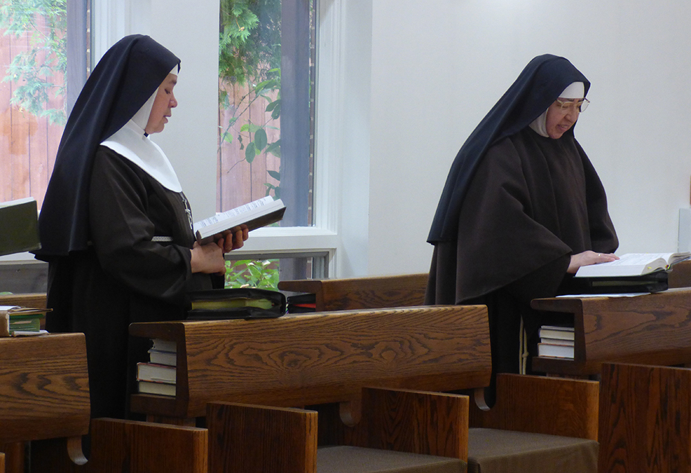 Hnas. María Elena Romero, izquierda, y María de la Luz Solorio, Clarisas Capuchinas, rezan la Liturgia de las Horas el 27 de septiembre de 2023 en el Monasterio Verónica Giuliani en Wilmington, Delaware. La vida contemplativa participará en espíritu y orará por personas presentes en el Sínodo para que todas las voces sean escuchadas, dijo Romero. (Foto: GSR/ Rhina Guidos)